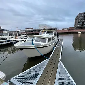 Botel Suesses Motorboot - Ueberseestadt, Bremen